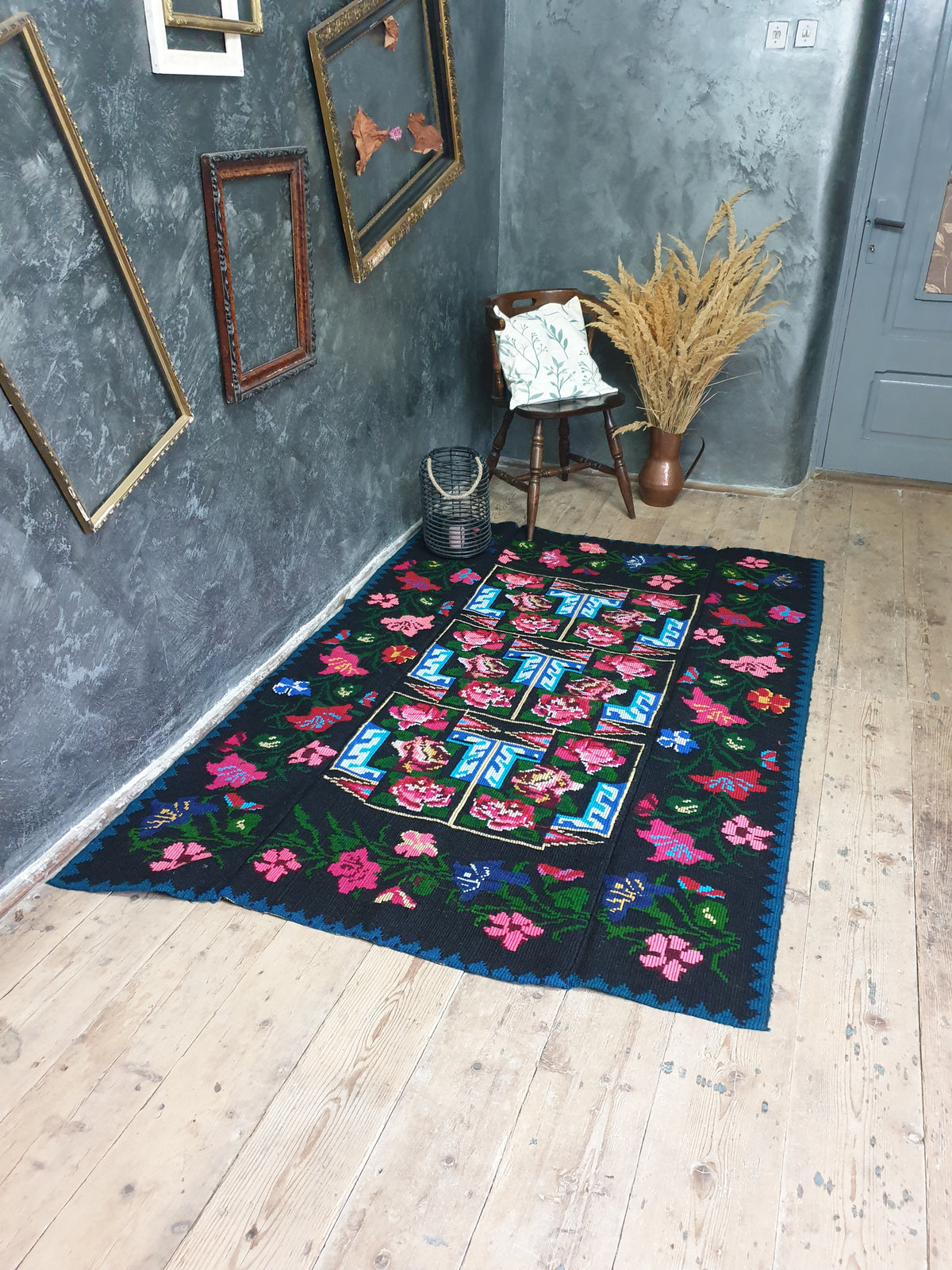 Handwoven Black Floral Romanian Wool Rug, 207x144 cm, view 4