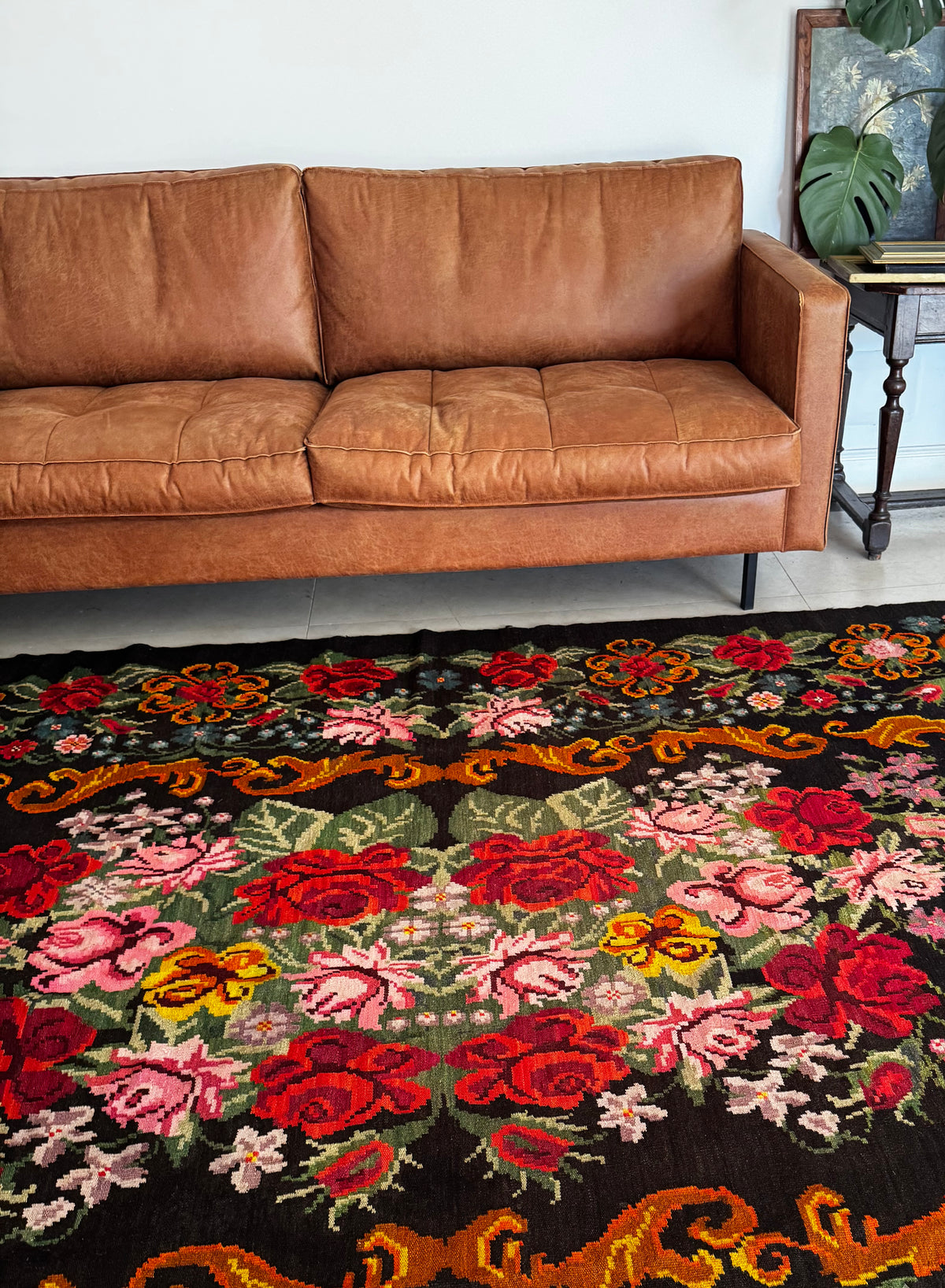 Vintage Bessarabian handwoven wool rug, floral design on black background – photo 3