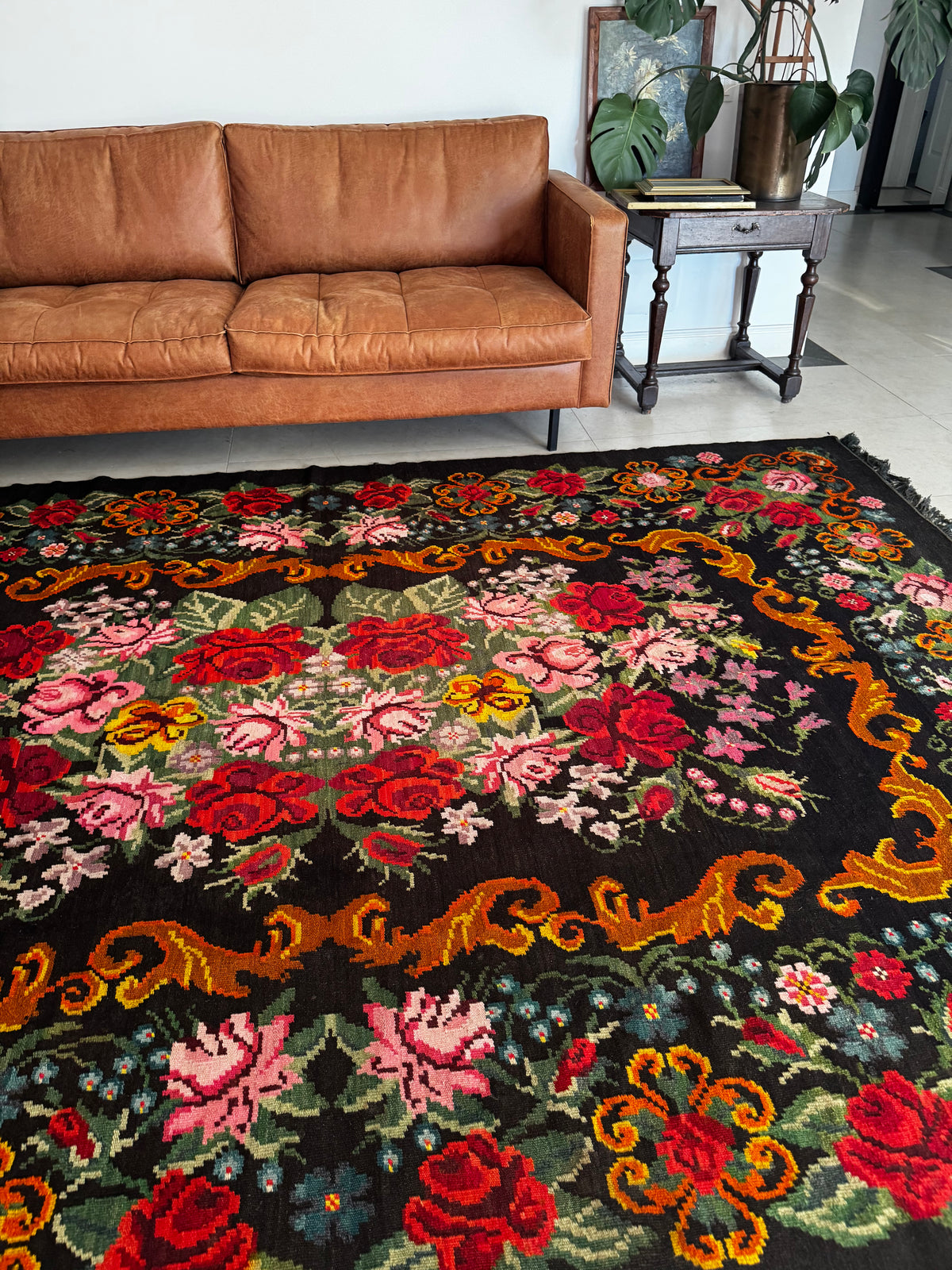 Vintage Bessarabian handwoven wool rug, floral design on black background – photo 3