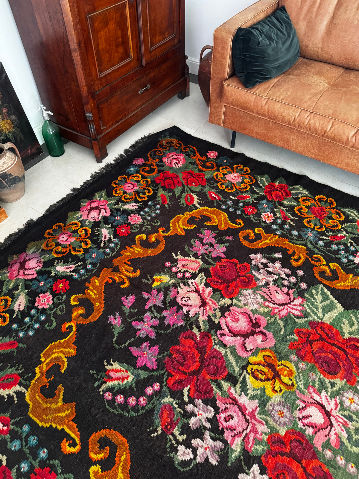 Vintage Bessarabian handwoven wool rug, floral design on black background – photo 4