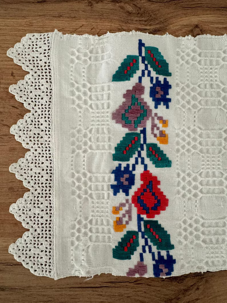 Vintage Romanian Folk Towel with Lace, 66x21 cm, view 3