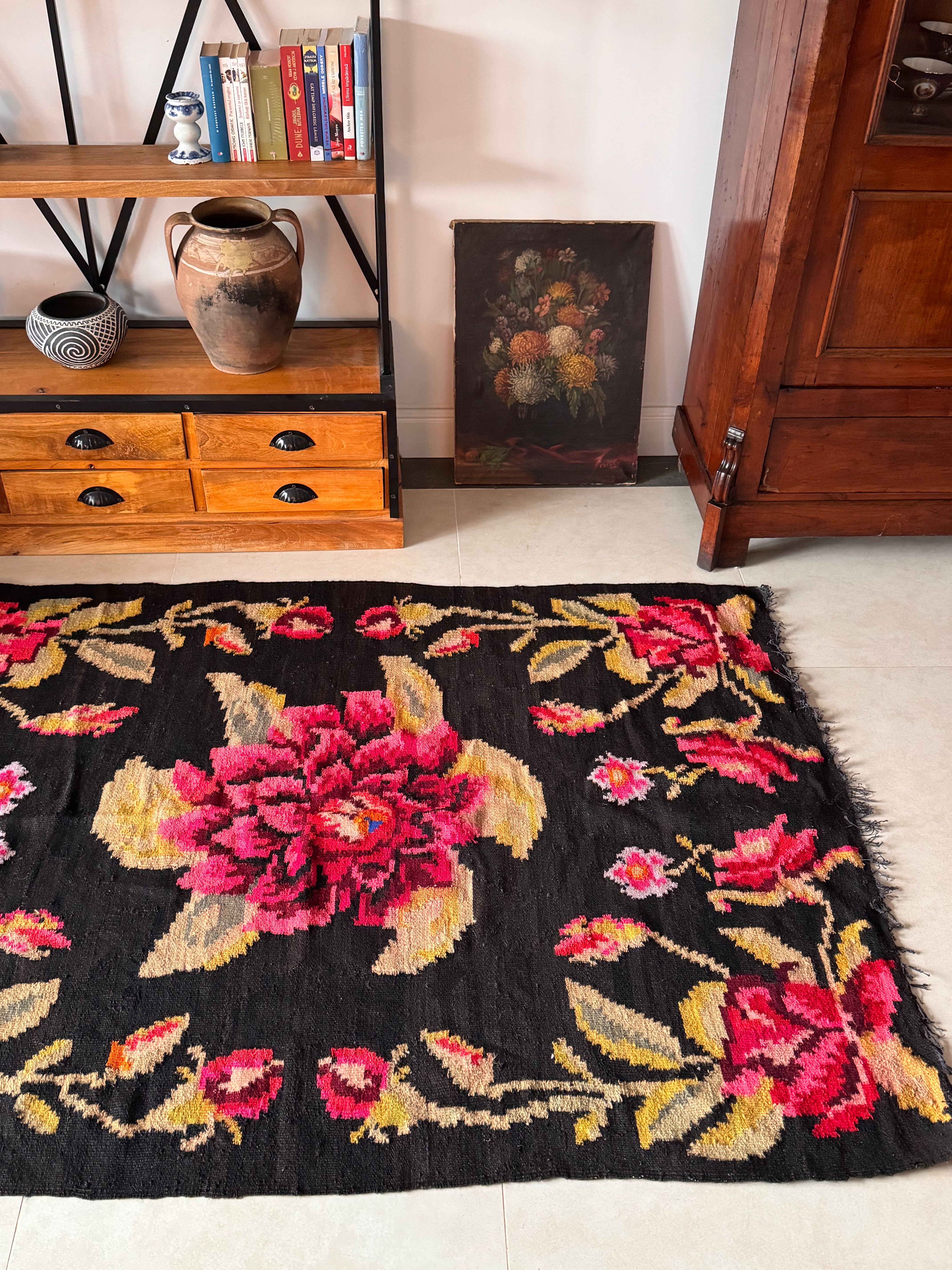 Handmade vintage Romanian rug measuring 170 x 125 cm