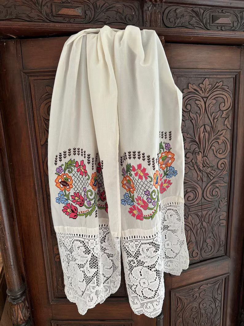Vintage Embroidered Folk Towel with Lace, 196x41 cm, view 2
