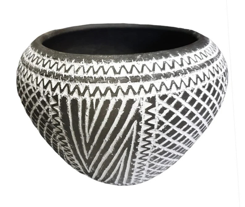 Black Vadastra-Style Clay Vase, Crossed Lines, 18 cm