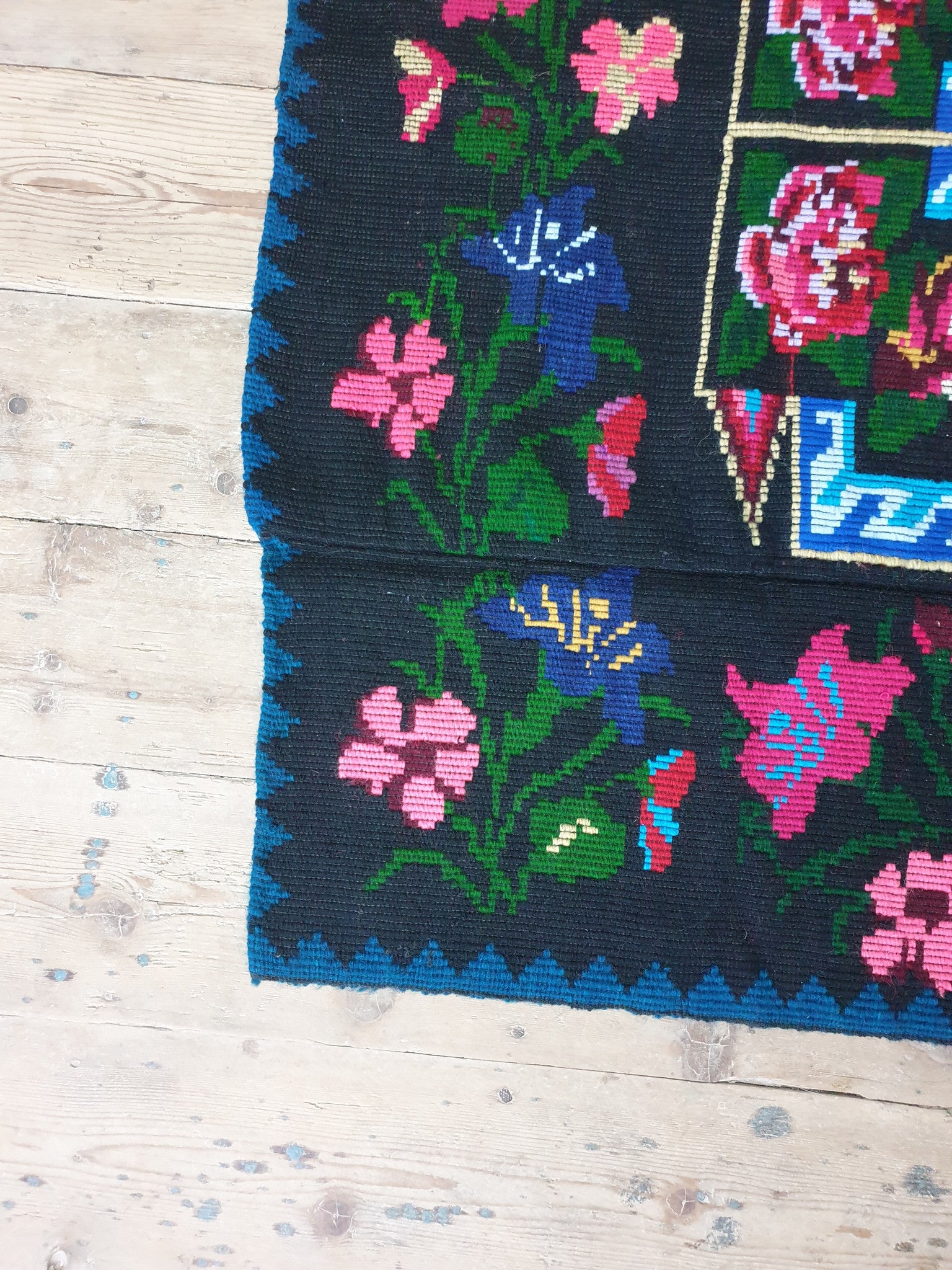 Handwoven Black Floral Romanian Wool Rug, 207x144 cm, view 8