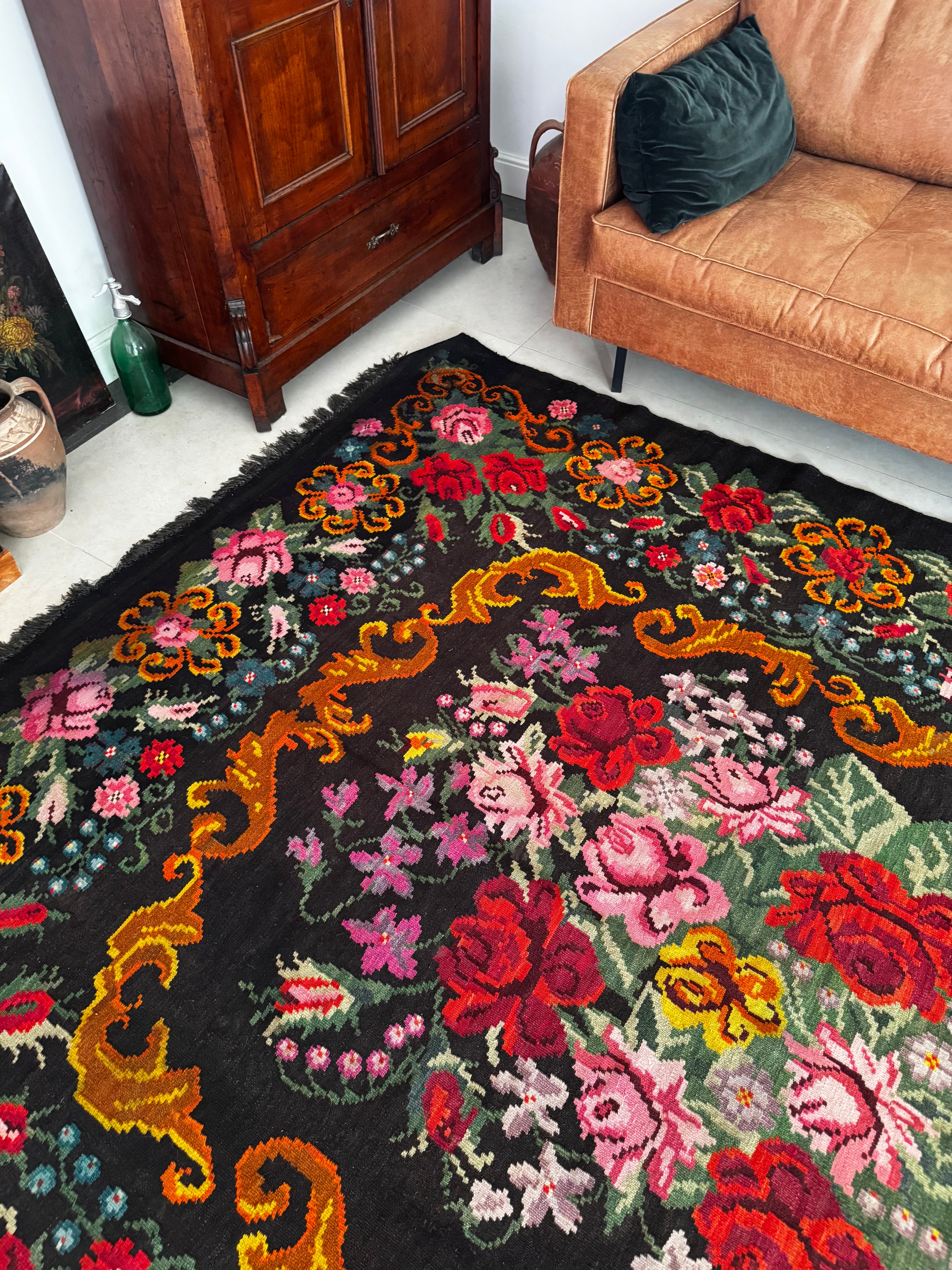 Vintage Bessarabian handwoven wool rug, floral design on black background – photo 4