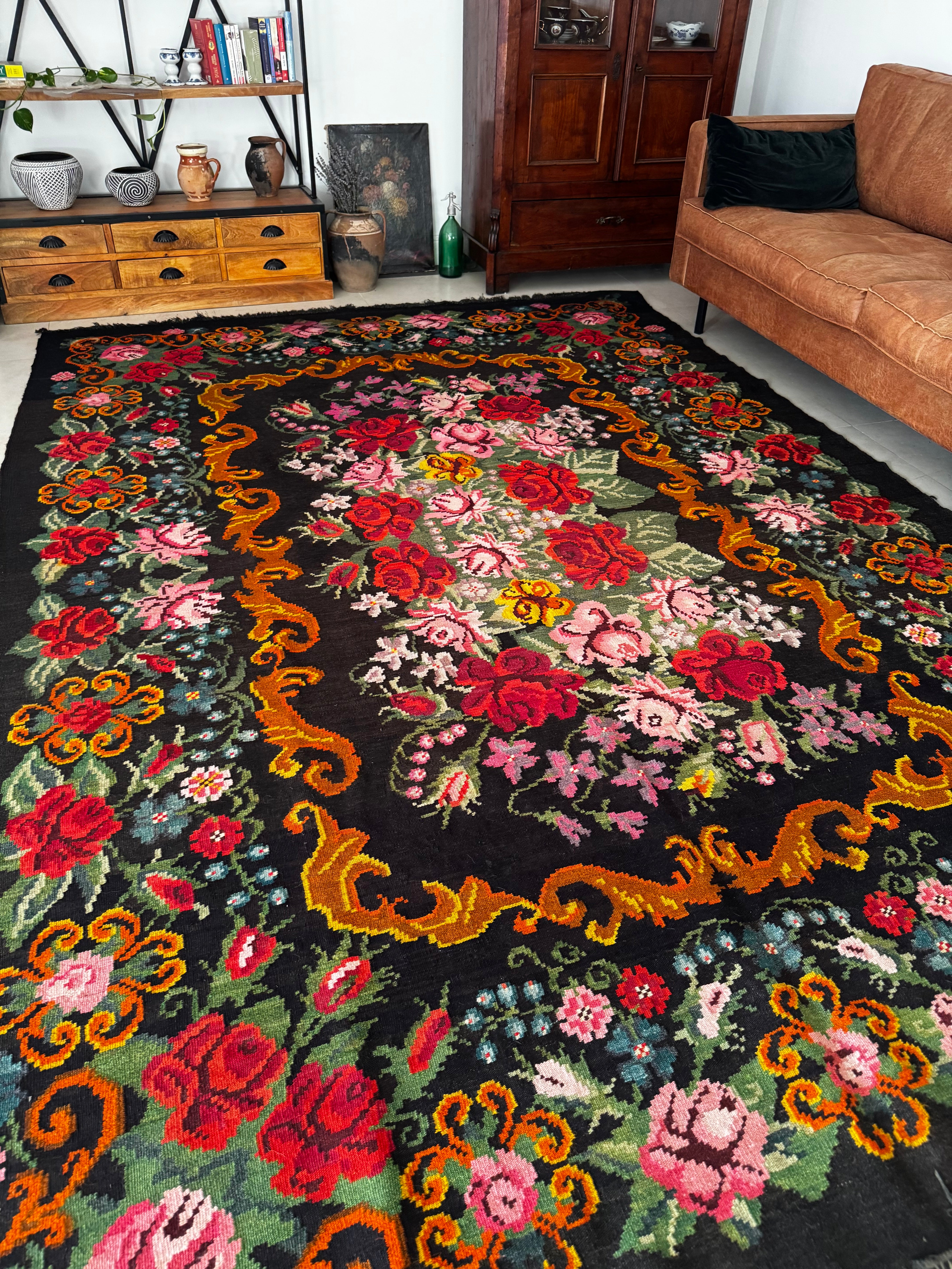 Vintage Bessarabian handwoven wool rug, floral design on black background – photo 5