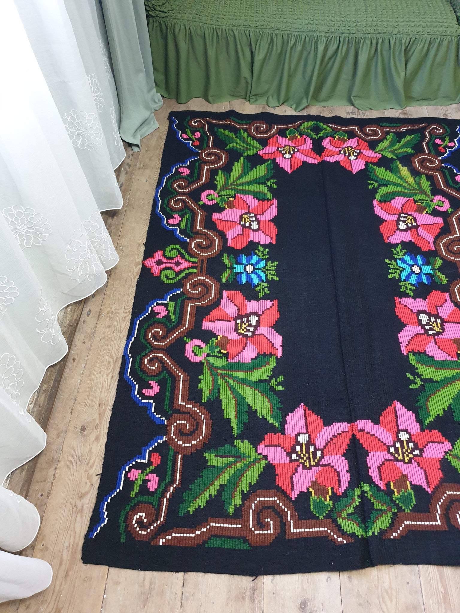 Vintage Floral Romanian Bedspread or Rug, 196x137 cm, view 2