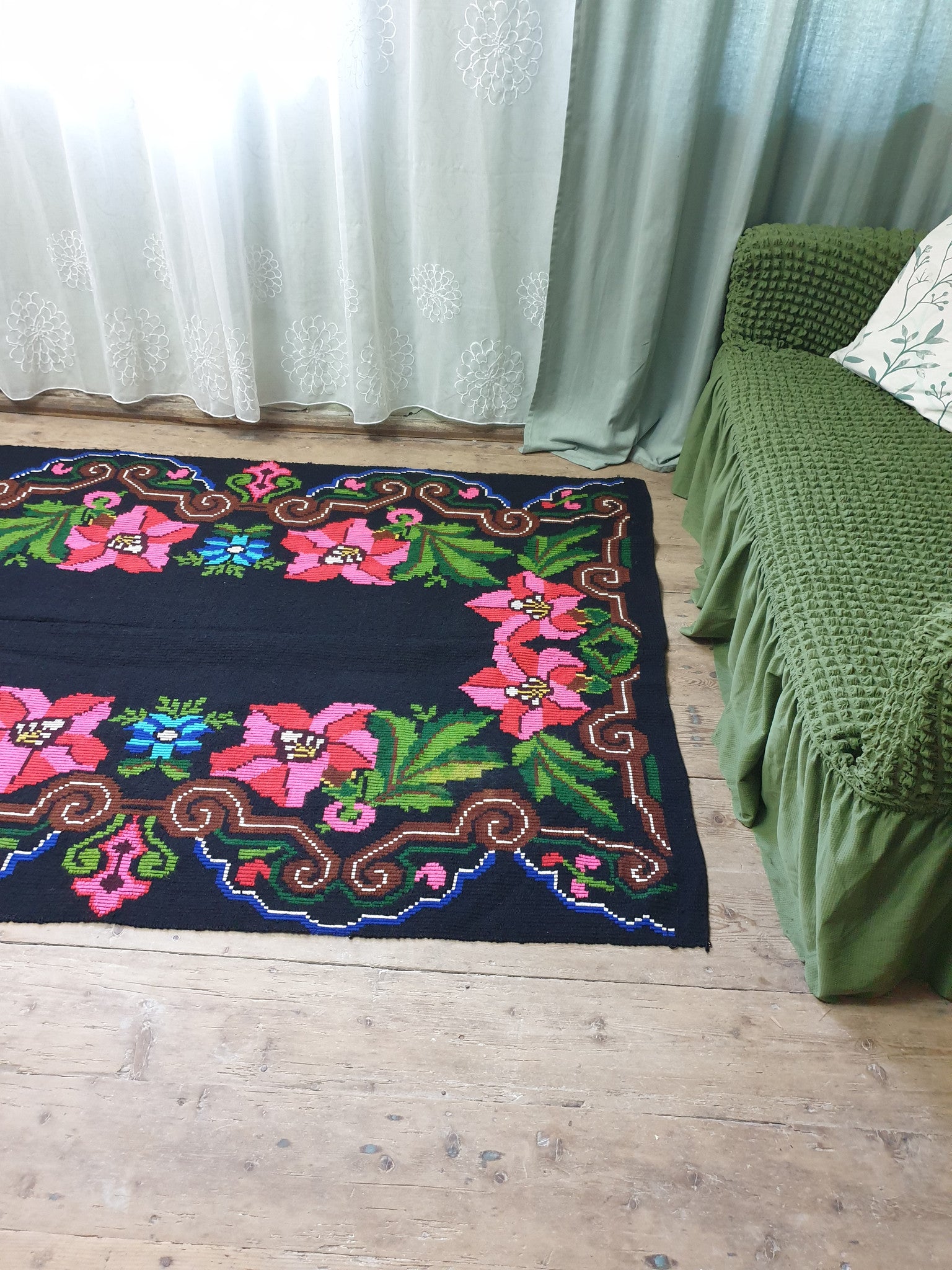 Vintage Floral Romanian Bedspread or Rug, 196x137 cm, view 3