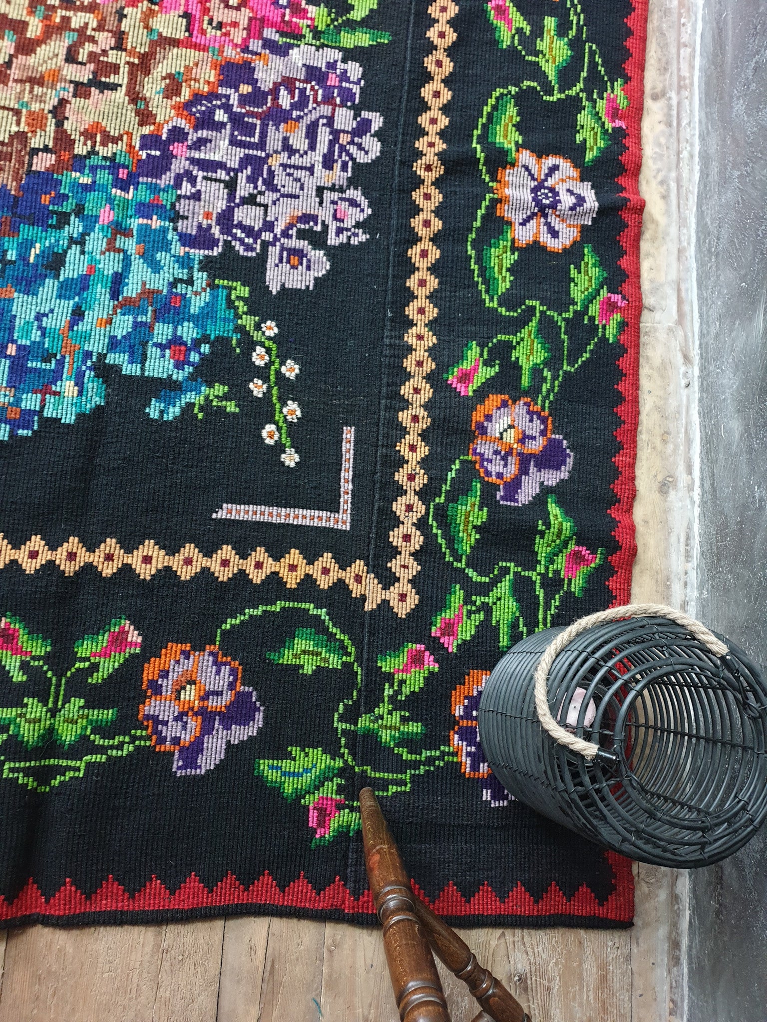 Vintage Black Floral Romanian Wool Rug, 210x151 cm, view 8
